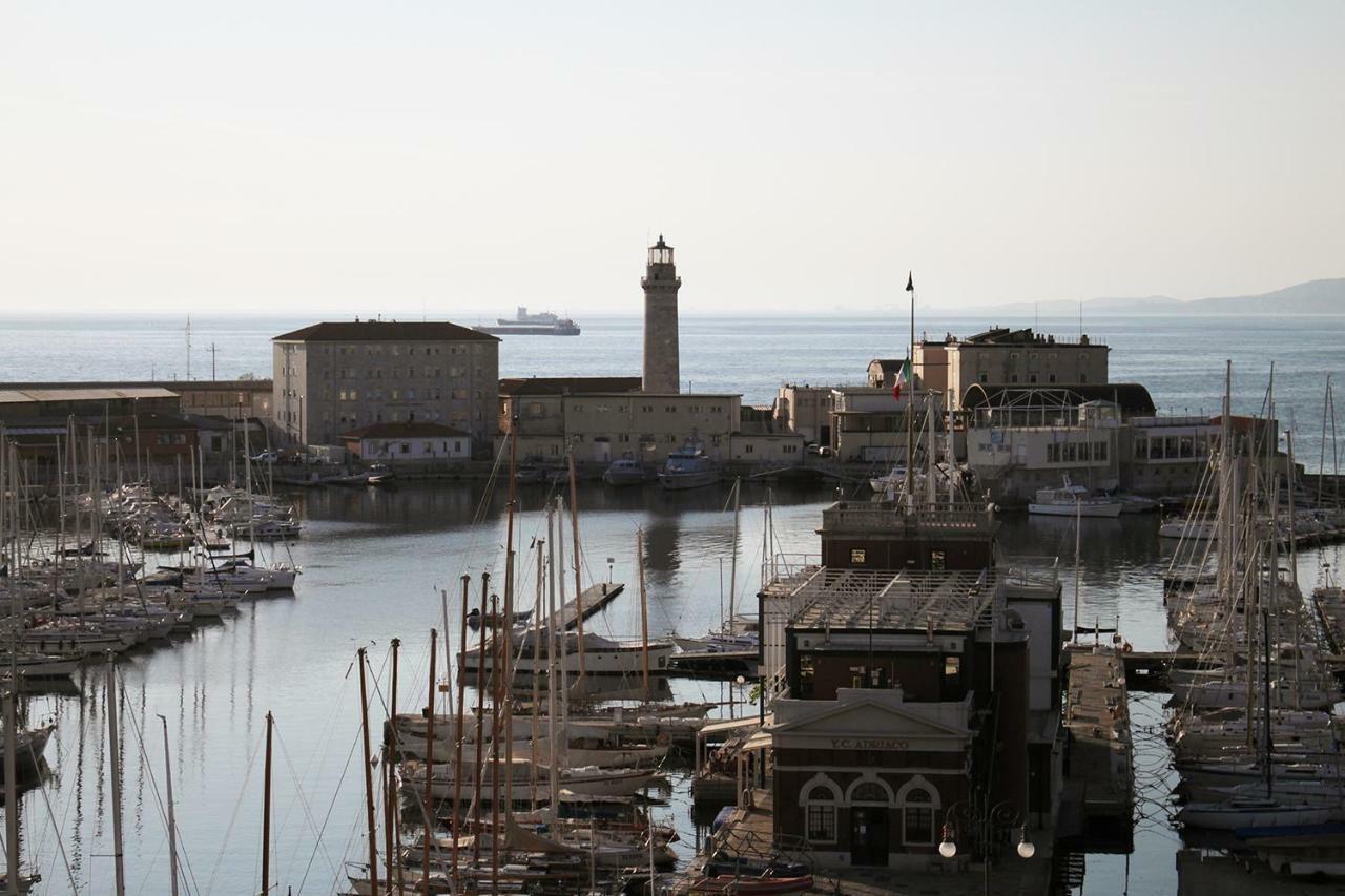 Appartamento Puesta Del Sol Trieste Esterno foto